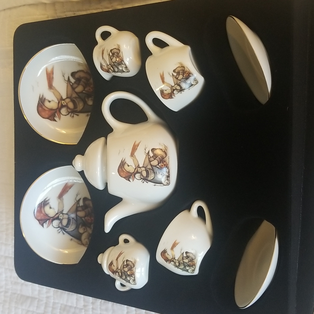 Hummel Authentic Children's Porcelain Tea Set. *Free gift with purchase* - Picture 3 of 10